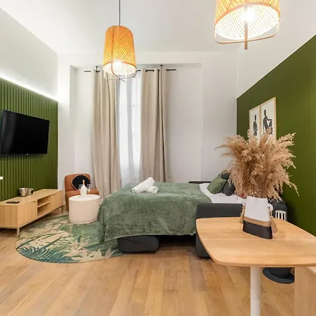 Appartement Charming Parisian Parijs